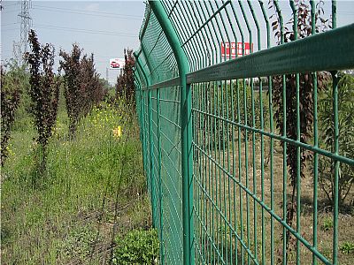 高速公路護欄網要按照圖紙要求并且根據地形靈活施工